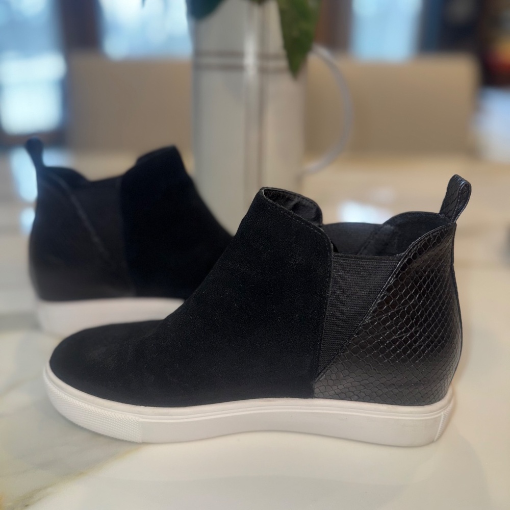 STEVE MADDEN CAYDEN HIDDEN HEEL WEDGE BLACK SUEDE SLIP ON SZ  7.5 M